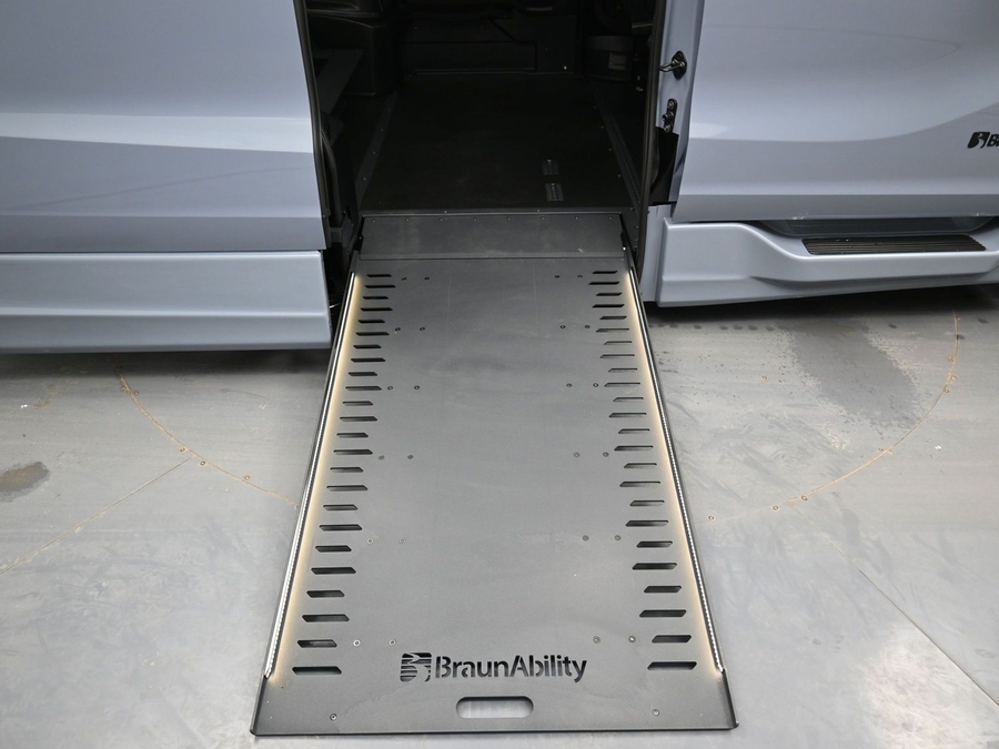 Grey Honda Odyssey image number 10