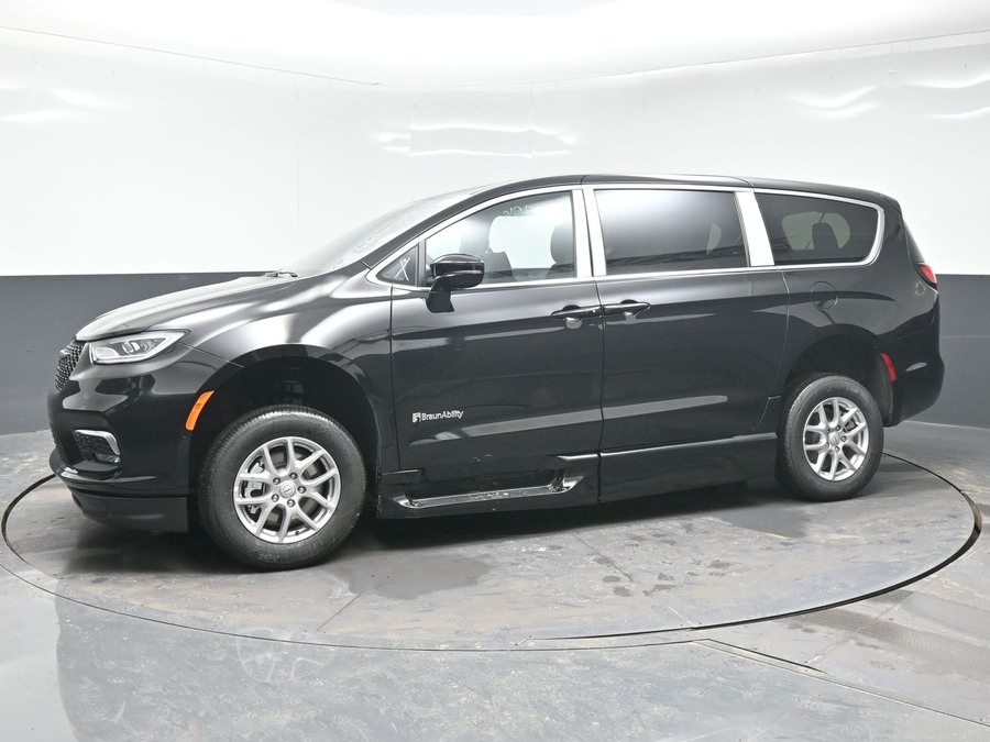 Black Chrysler Pacifica image number 2