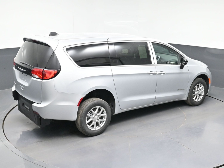 Silver Chrysler Voyager image number 24