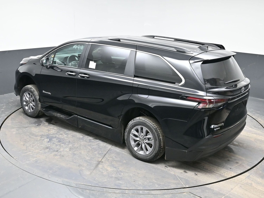 Black Toyota Sienna image number 24