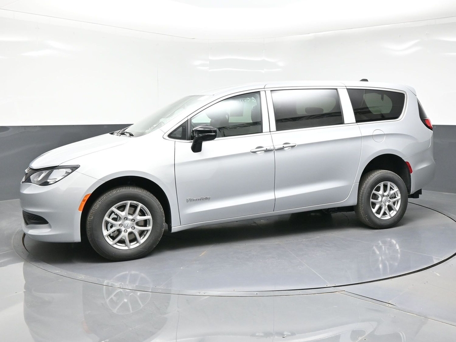 Silver Chrysler Voyager image number 2