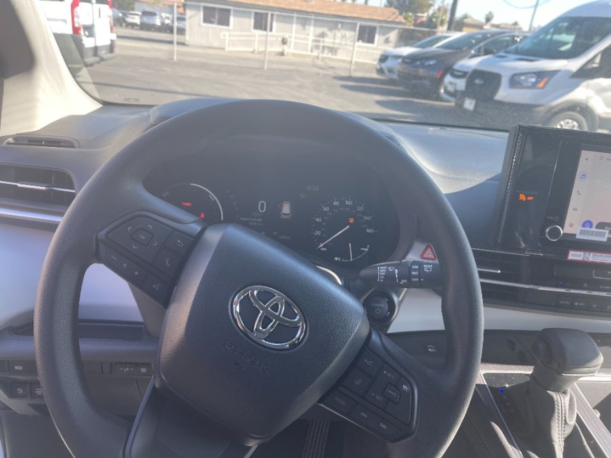 White Toyota Sienna image number 5