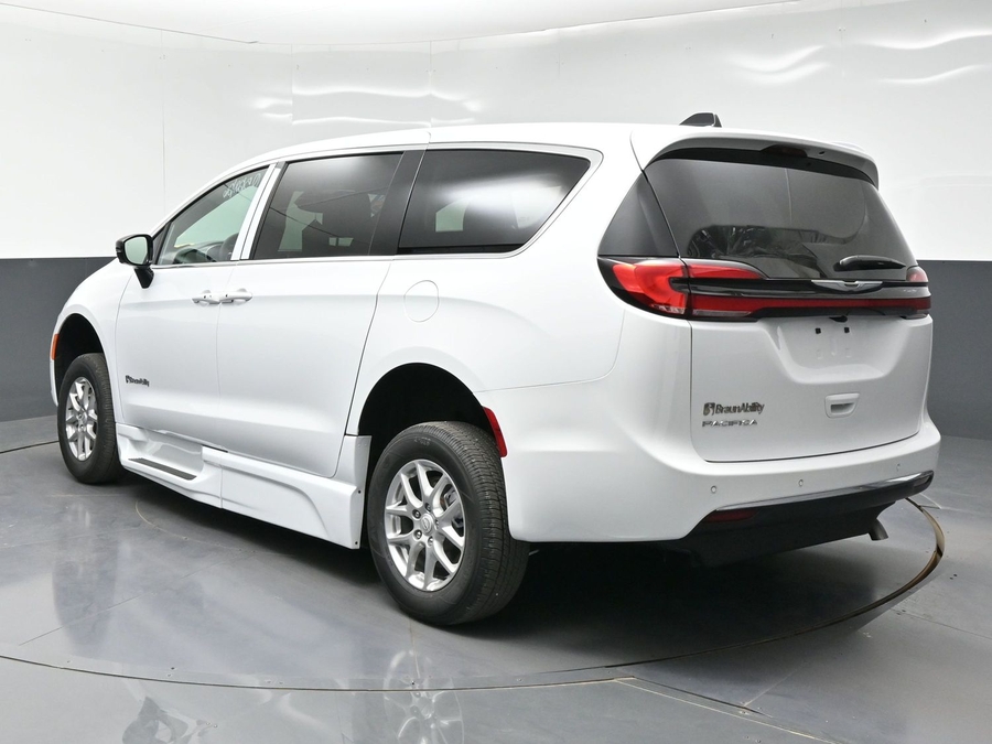 White Chrysler Pacifica image number 4