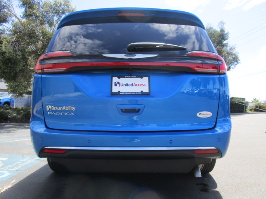 New 2026 Chrysler Pacifica Select Safety - BraunAbility Side Entry Entry Fold Out Automatic Ramp