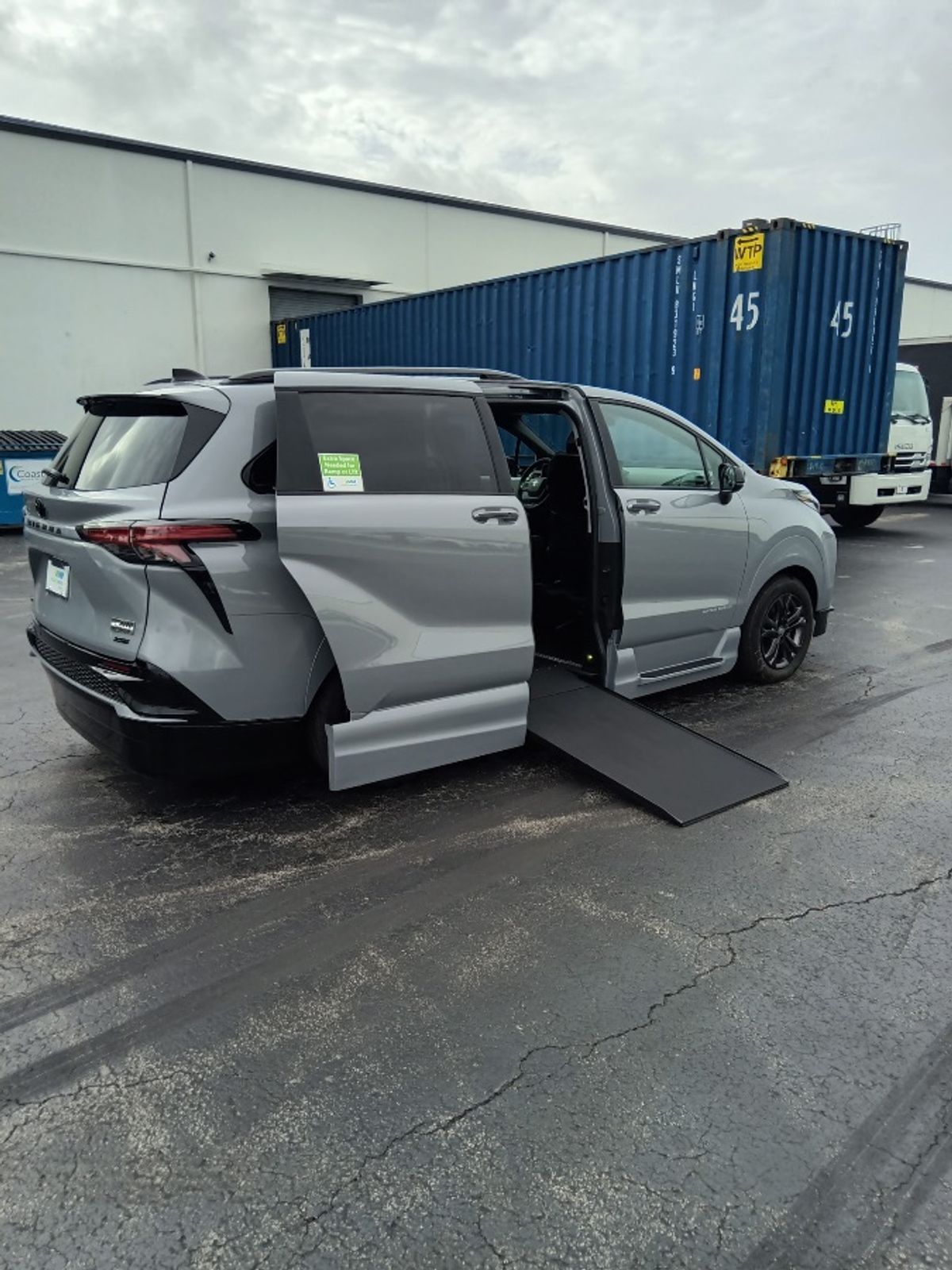 Grey Toyota Sienna image number 15
