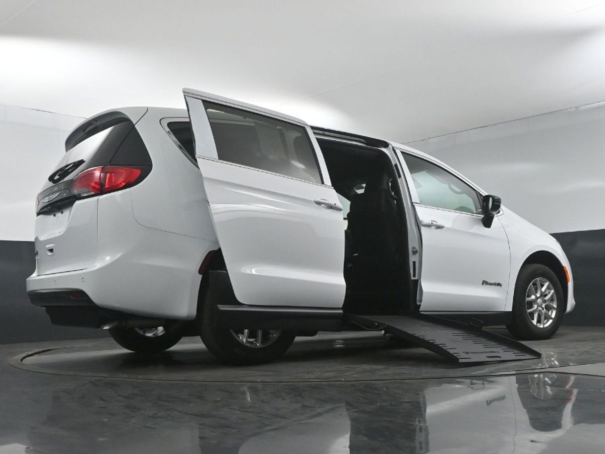 2025 CHRYSLER VOYAGER - Image 21