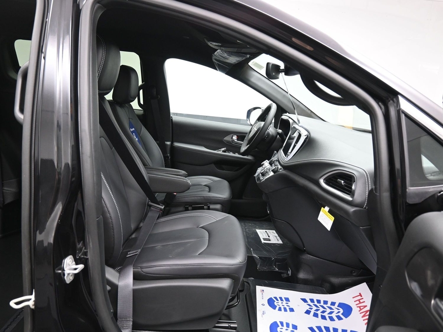 Black Chrysler Pacifica image number 5