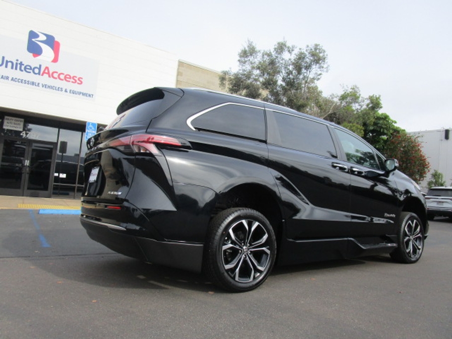 New 2025 Toyota Sienna Hybrid Platinum - BraunAbility Side Entry Entry In Floor Automatic Ramp