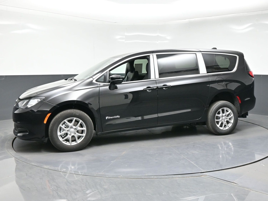 Black Chrysler Voyager image number 2