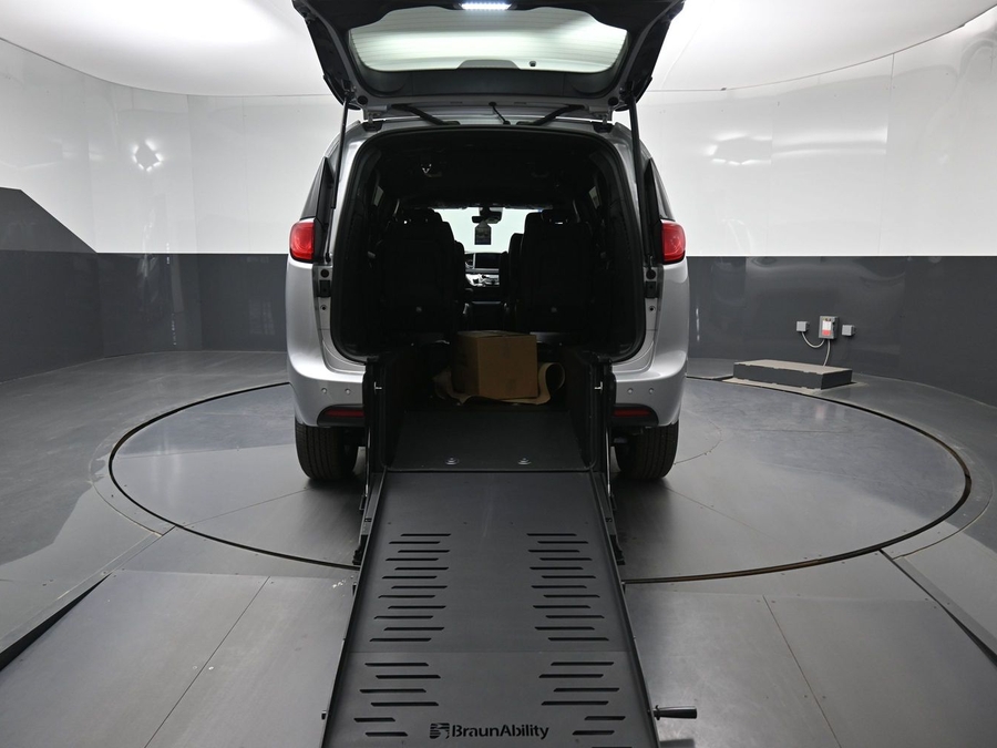 Silver Chrysler Voyager image number 9