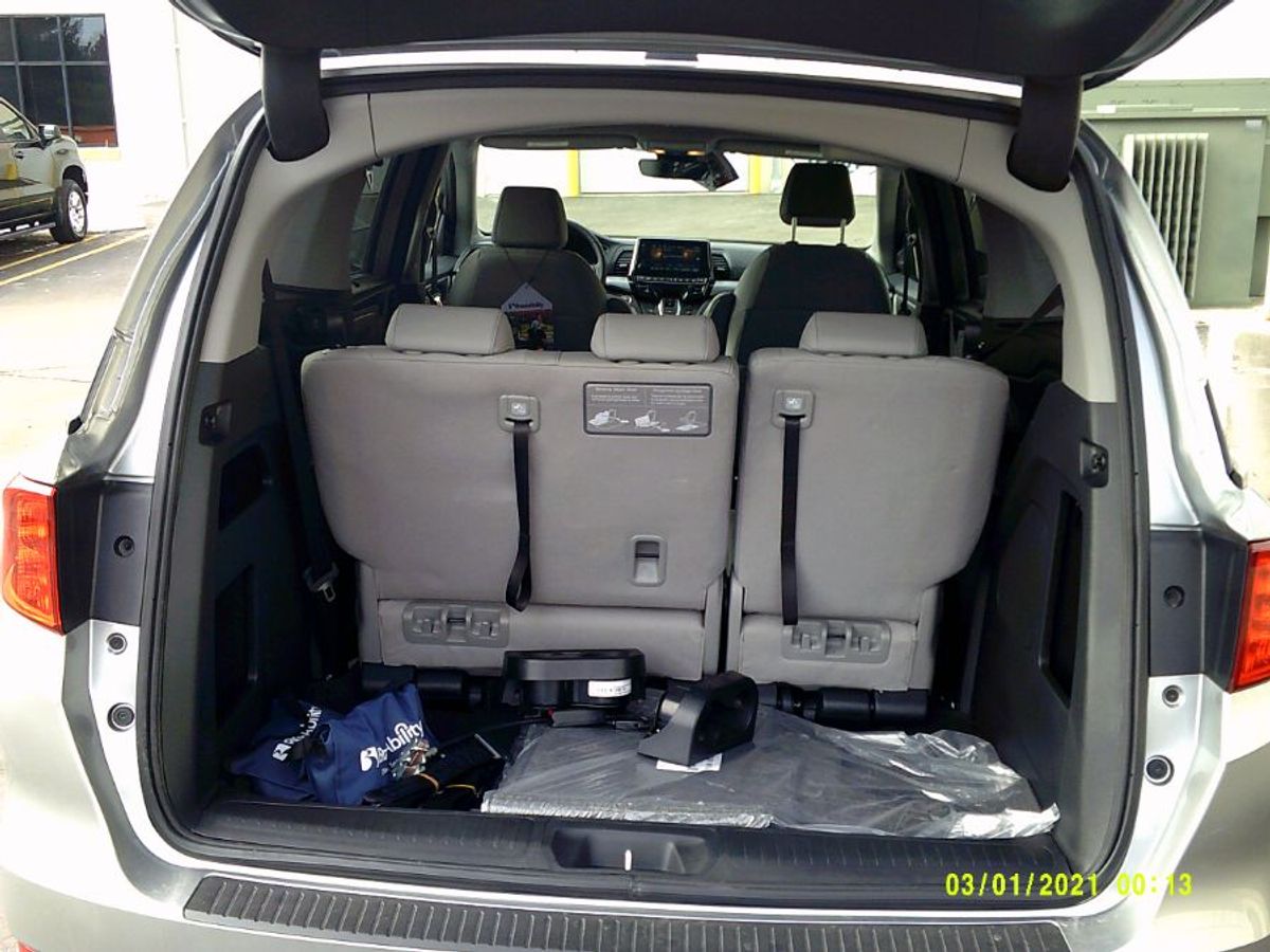 Silver Honda Odyssey image number 18