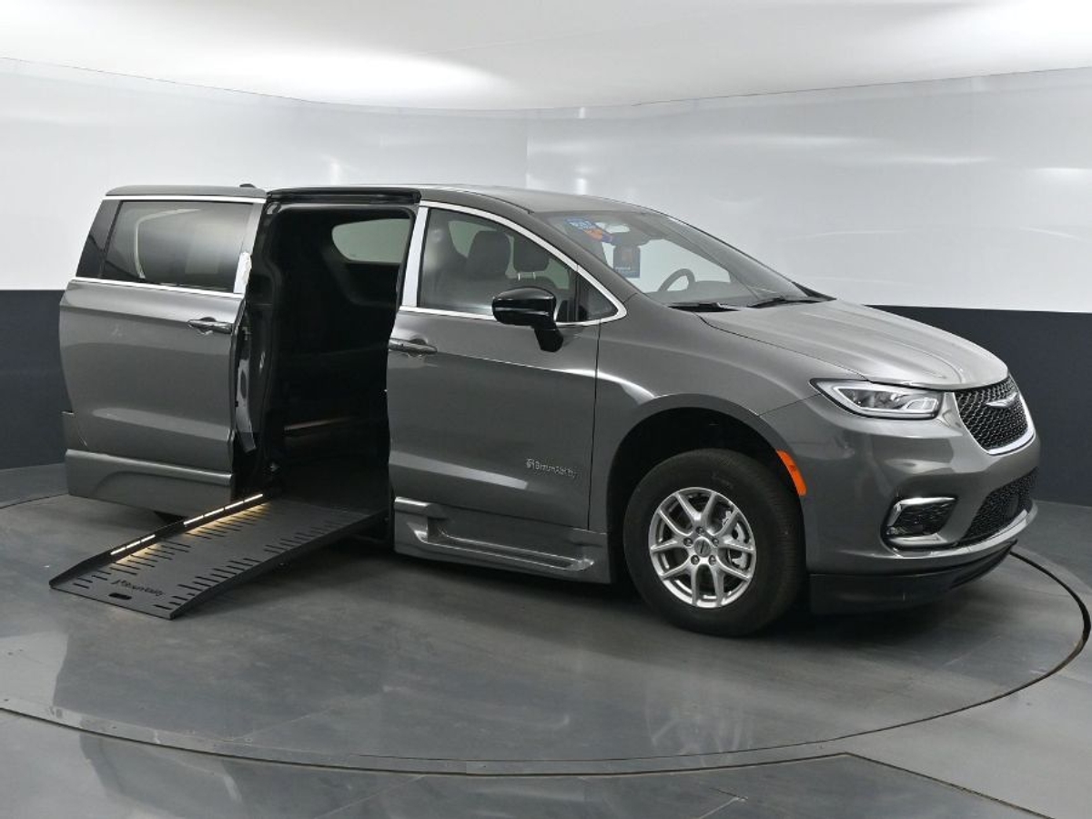 2025 CHRYSLER PACIFICA - Image 1