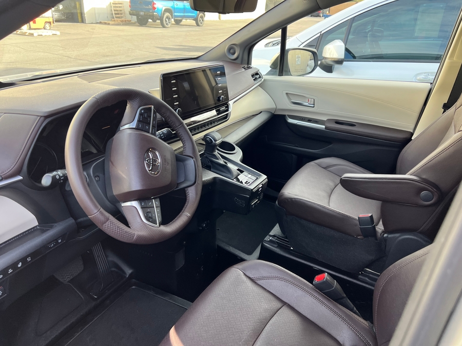 Used 2023 Toyota Sienna Hybrid Platinum Edition - BraunAbility Side Entry Entry In Floor Automatic Ramp