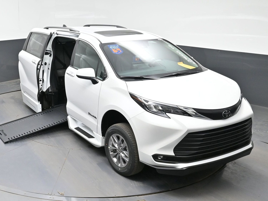 New 2026 Toyota Sienna Hybrid XLE Base - BraunAbility Side Entry Entry Fold Out Automatic Ramp