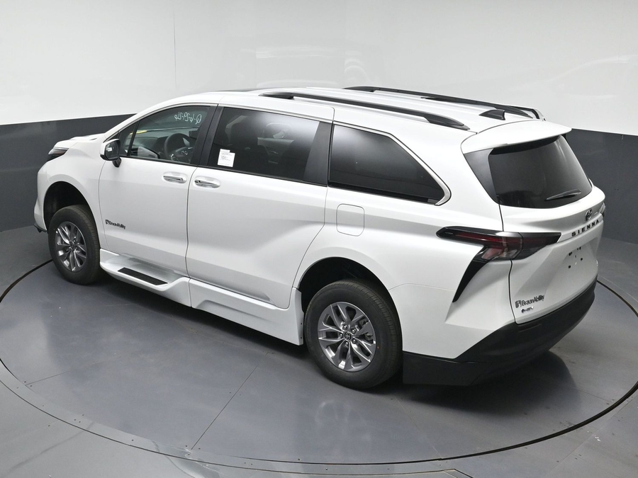 White Toyota Sienna image number 23
