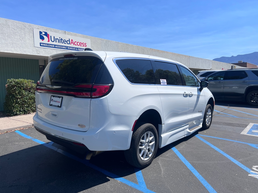 Used 2025 Chrysler Pacifica Select Plus - BraunAbility Side Entry Fold Out Automatic Ramp