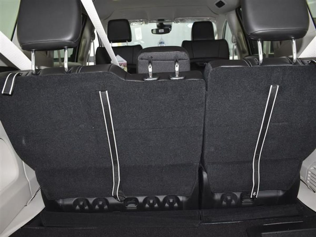 Silver Chrysler Pacifica image number 13