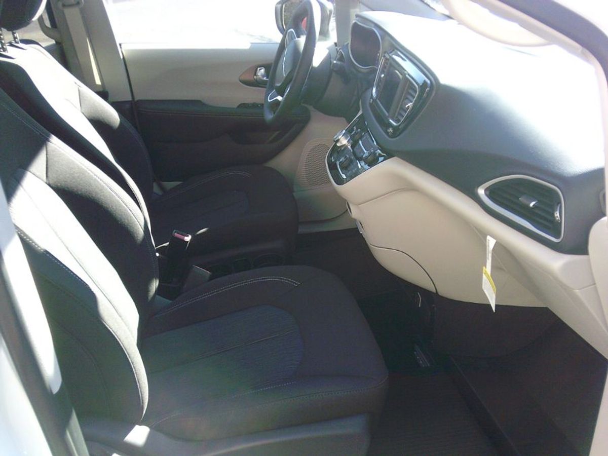 2024 CHRYSLER VOYAGER - Image 17