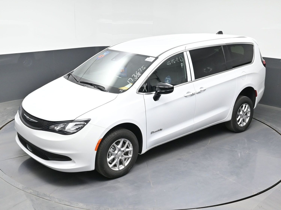 White Chrysler Voyager image number 22