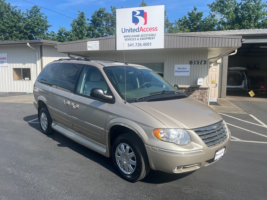 Used 2007 Chrysler Town and Country Limited - VMI Side Entry Entry In Floor Automatic Ramp