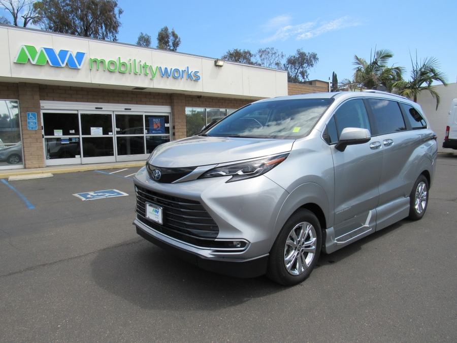 Silver Toyota Sienna image number 1
