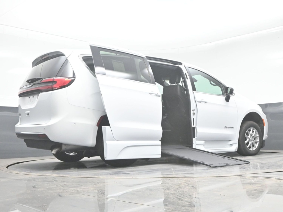 New 2025 Chrysler Pacifica Select Safety - BraunAbility Side Entry Entry In Floor Automatic Ramp