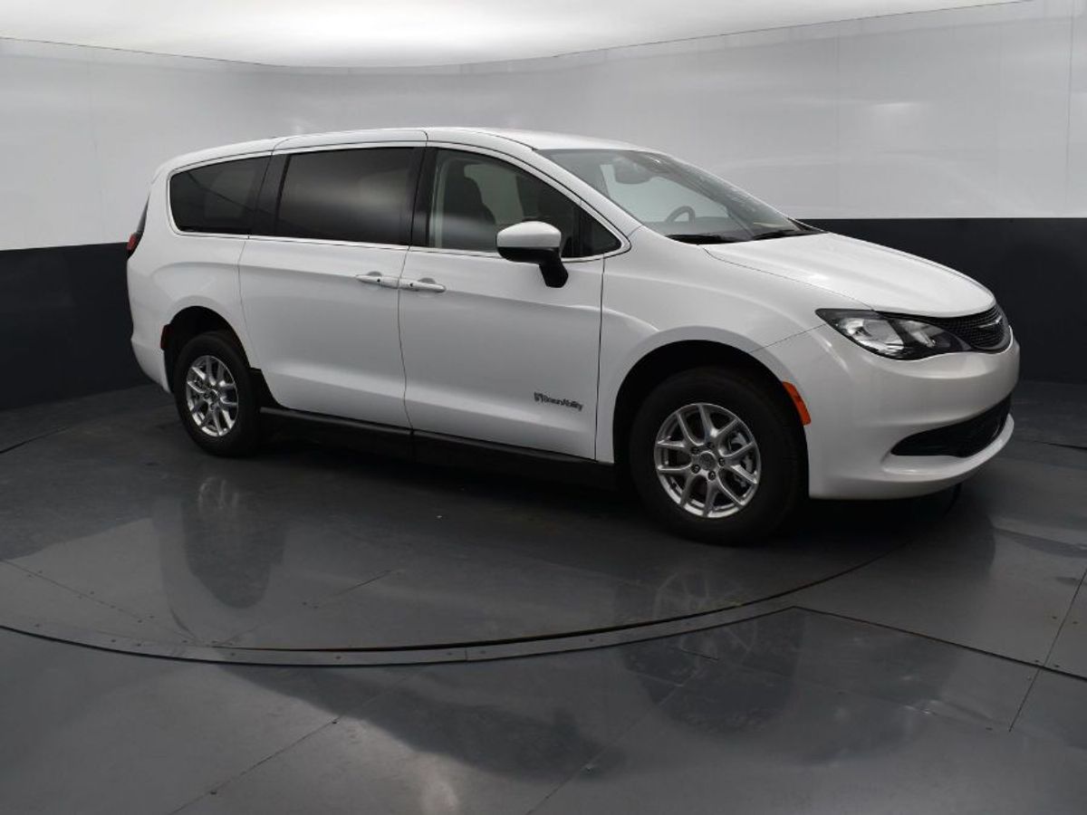 White Chrysler Voyager image number 20