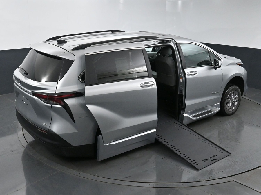 New 2025 Toyota Sienna Hybrid XLE Plus - BraunAbility Side Entry Entry In Floor Automatic Ramp