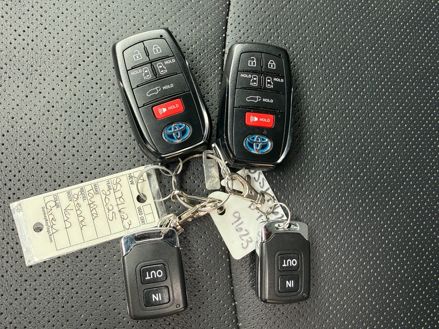 New 2025 Toyota Sienna Hybrid Platinum AWD - VMI Side Entry Entry In Floor Automatic Ramp