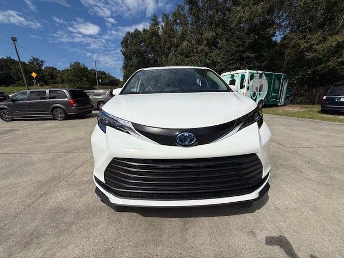 White Toyota Sienna image number 2