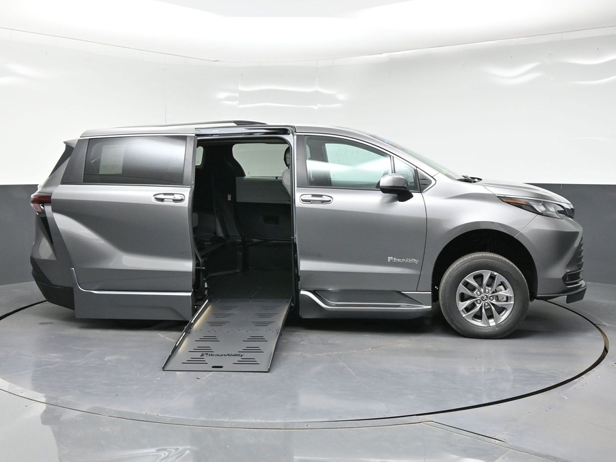 New 2026 Toyota Sienna Hybrid XLE Base - BraunAbility Side Entry Fold Out Automatic Ramp