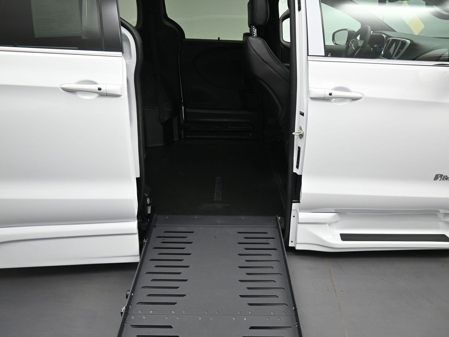 White Chrysler Pacifica image number 10