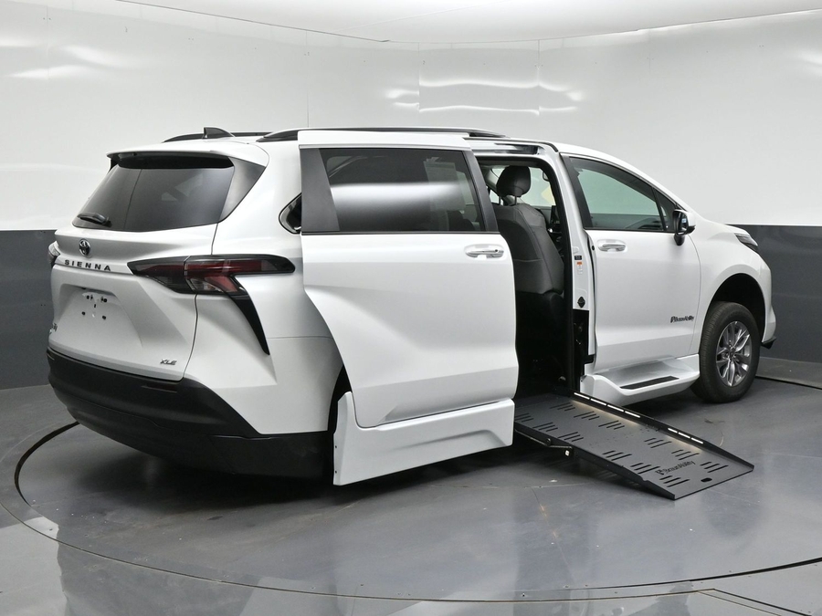 New 2026 Toyota Sienna Hybrid XLE Base - BraunAbility Side Entry Fold Out Automatic Ramp