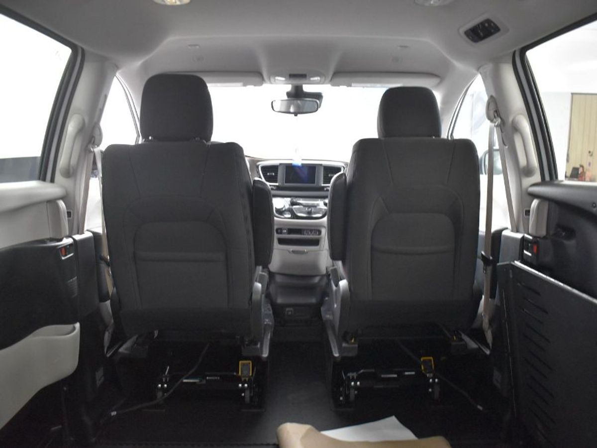 White Chrysler Voyager image number 14