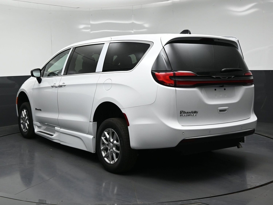 White Chrysler Pacifica image number 3