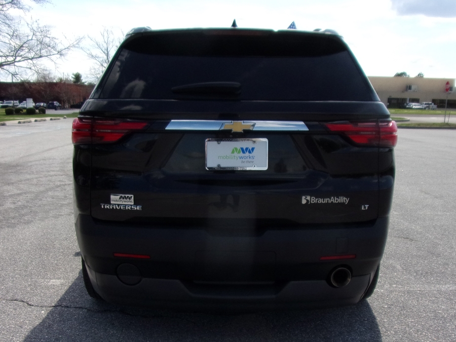 Black Chevrolet Traverse image number 5