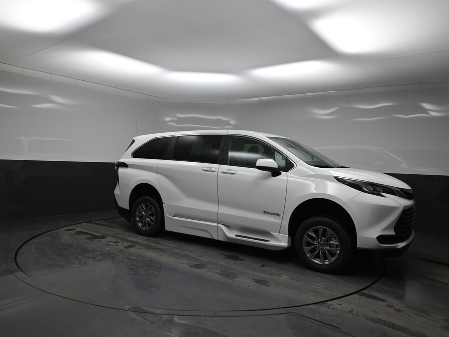 New 2025 Toyota Sienna Hybrid LE - BraunAbility Side Entry Entry Fold Out Automatic Ramp