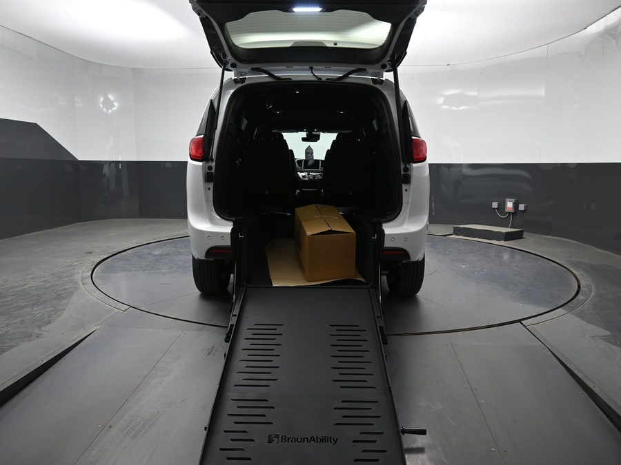 White Chrysler Voyager image number 9