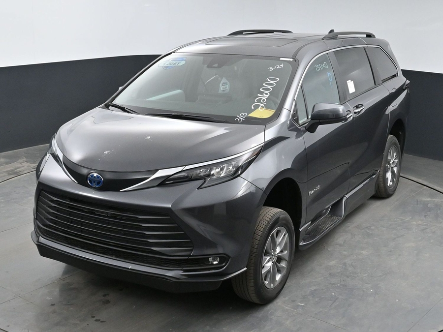 New 2025 Toyota Sienna Hybrid XLE Plus - BraunAbility Side Entry Entry In Floor Automatic Ramp