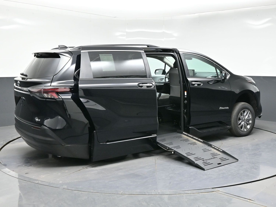 Imagen de la Toyota Sienna negra número 6