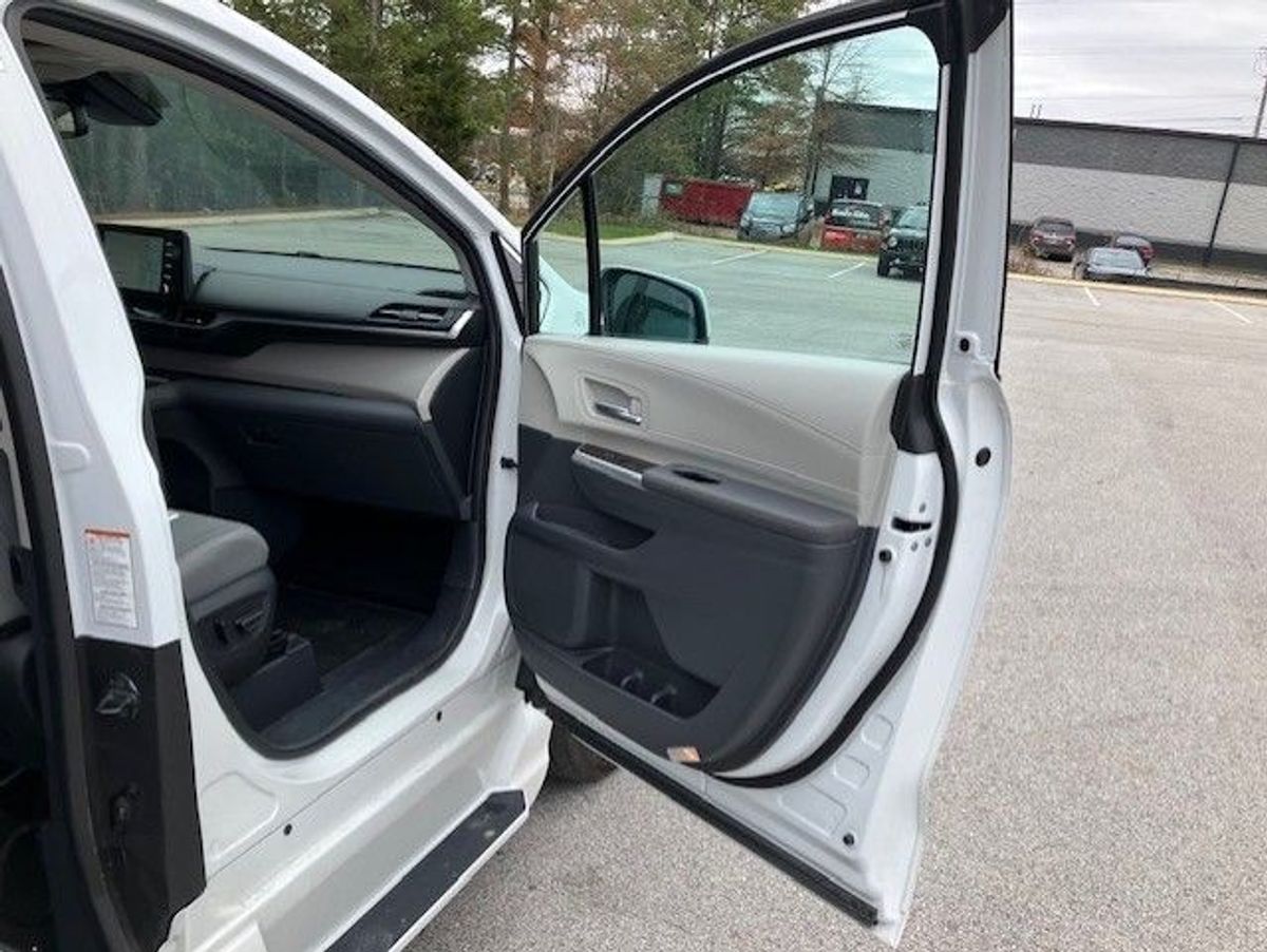 White Toyota Sienna image number 9