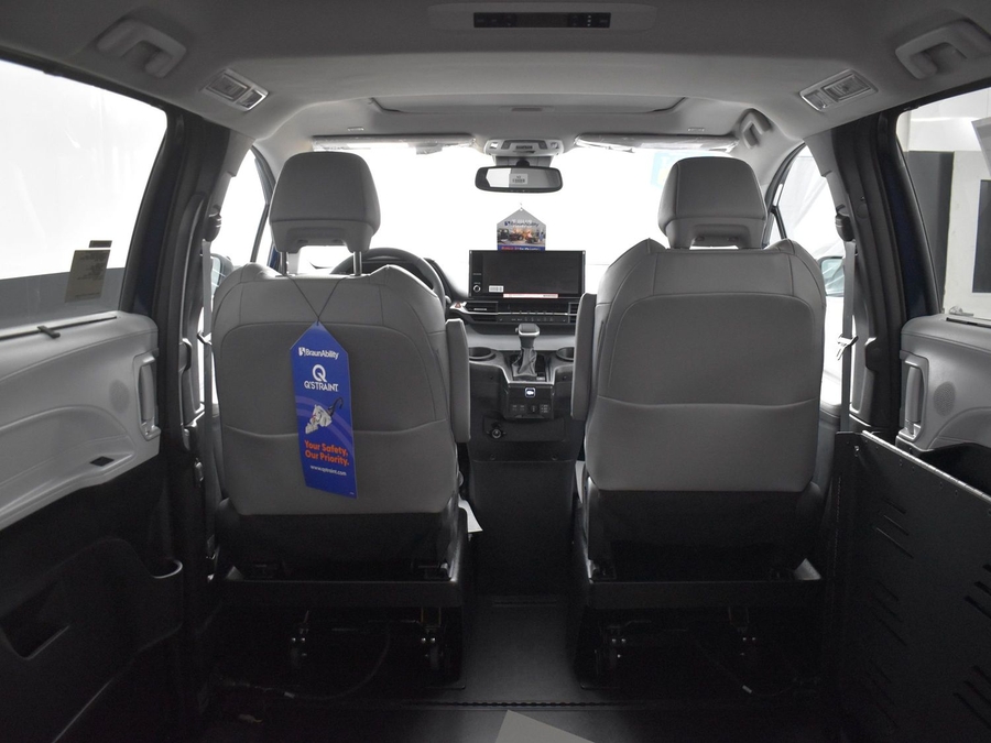 New 2025 Toyota Sienna Hybrid XLE Base - BraunAbility Side Entry Entry Fold Out Automatic Ramp