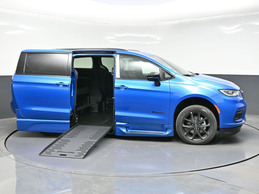New 2026 Chrysler Pacifica Select Sport - BraunAbility Side Entry Entry Fold Out Automatic Ramp