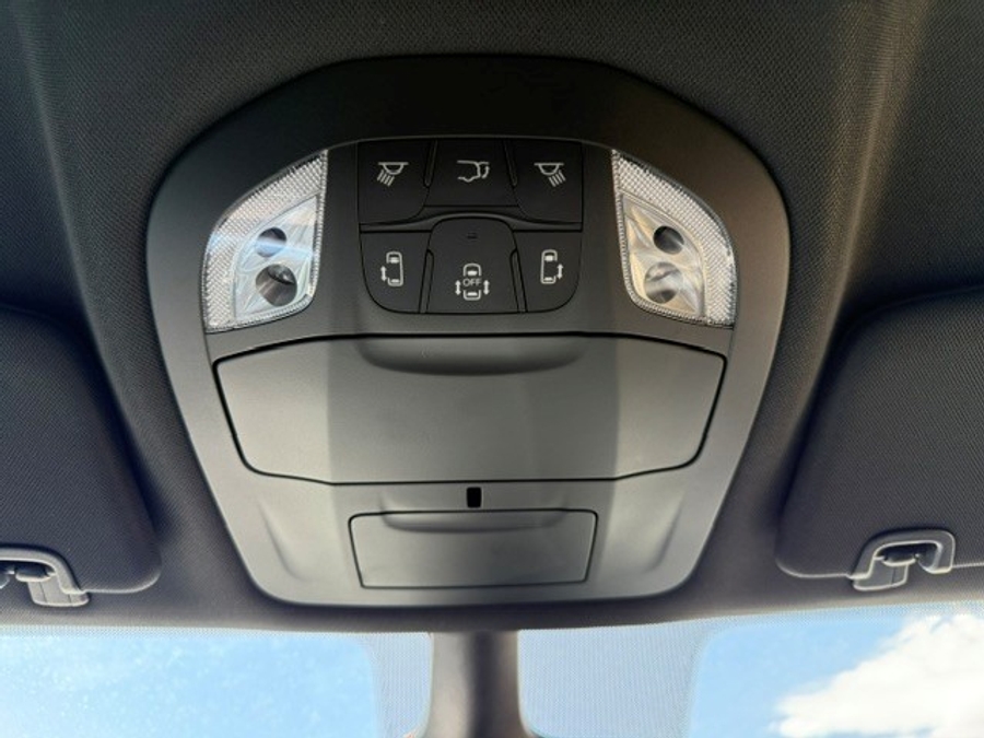 White Chrysler Pacifica image number 18