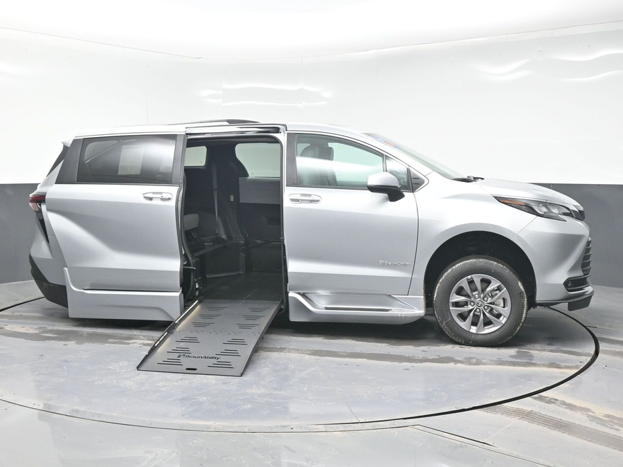 New 2025 Toyota Sienna Hybrid XLE PLUS - BraunAbility Side Entry Entry Fold Out Automatic Ramp