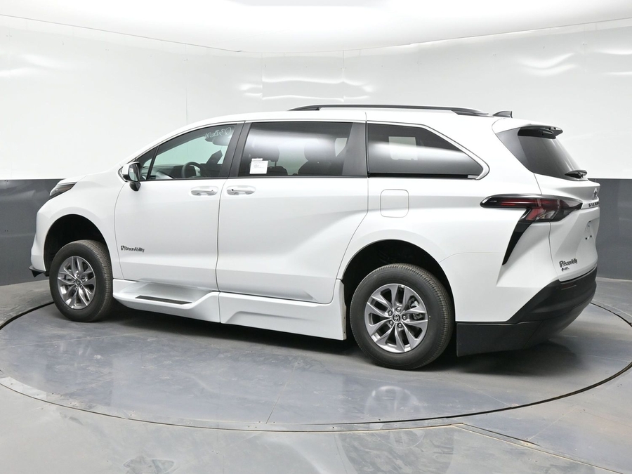 New 2026 Toyota Sienna Hybrid XLE Base - BraunAbility Side Entry Entry In Floor Automatic Ramp