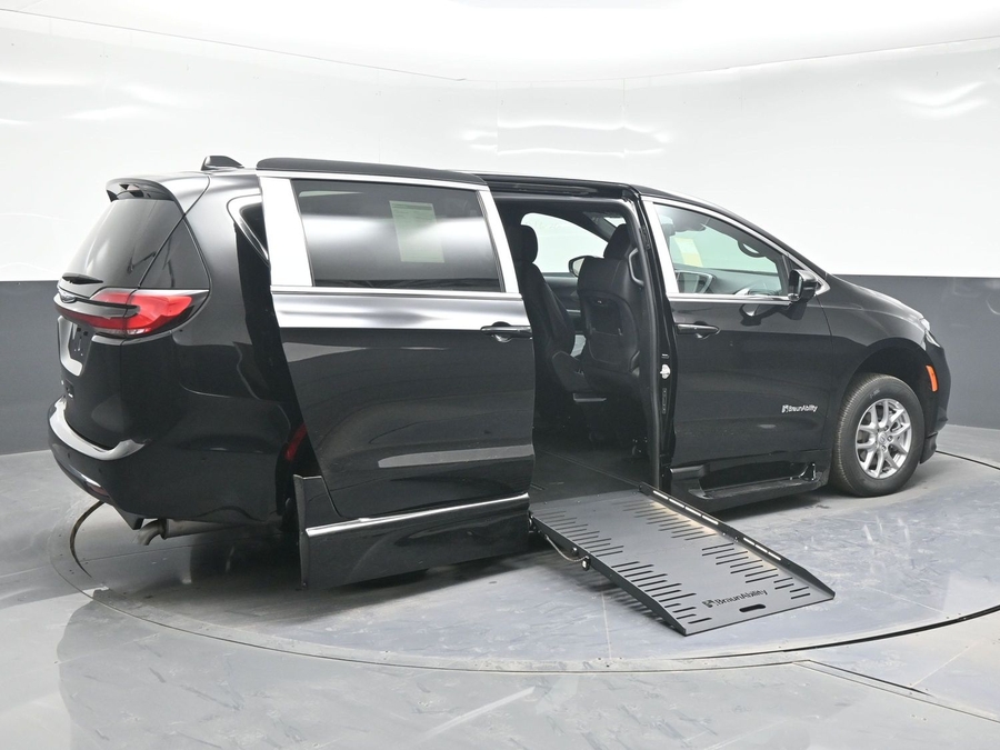 Black Chrysler Pacifica image number 6