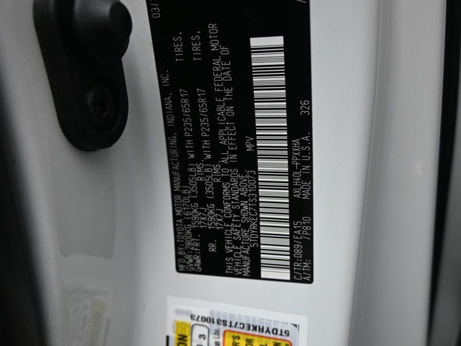 White Toyota Sienna image number 17