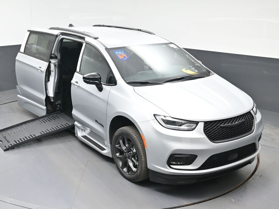 Silver Chrysler Pacifica image number 20