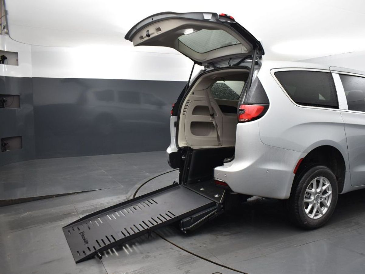 2024 Chrysler Pacifica Touring L's photo